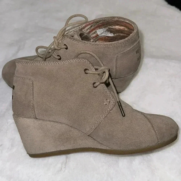 TOMS Desert Wedge Taupe Tan Bootie Boots Size 7 Preppy Fall Winter Preppy Casual - Picture 1 of 13